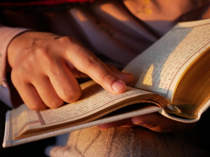 Jak literatura antyczna przedstawia tragizm ludzkiego losu – omówienie z przykładami