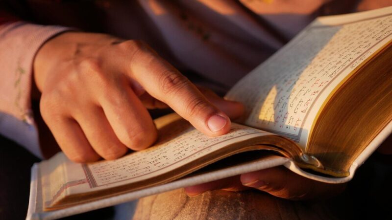 Jak literatura antyczna przedstawia tragizm ludzkiego losu – omówienie z przykładami