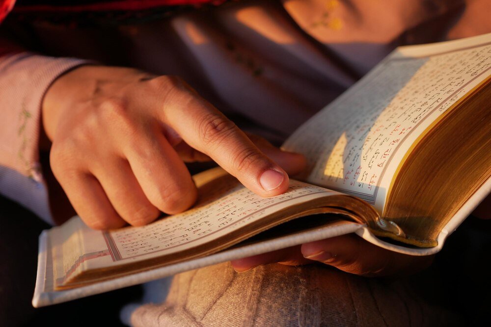 Jak literatura antyczna przedstawia tragizm ludzkiego losu – omówienie z przykładami