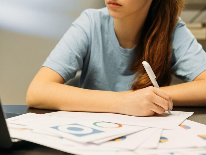 Krzywa Gaussa w edukacji: jak statystyka kształtuje programy nauczania