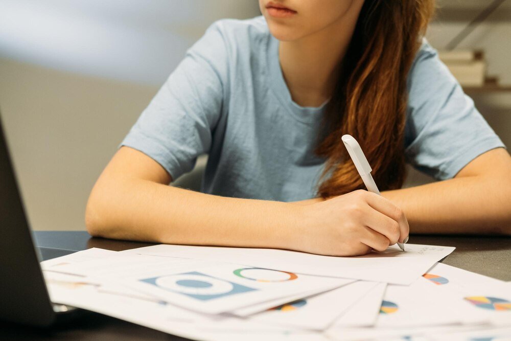 Krzywa Gaussa w edukacji: jak statystyka kształtuje programy nauczania